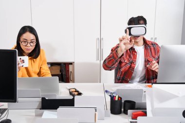 3B oyunları ve uygulamayı test eden adam