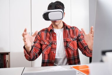 Sanal gerçeklik kulaklığında grafik tasarımcısı