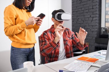 Yeni bir uygulamayı test eden programcı