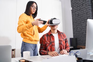 Yeni bir uygulamayı test eden programcı