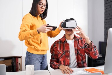 İnsan sanal gerçeklik deneyiminden zevk alıyor