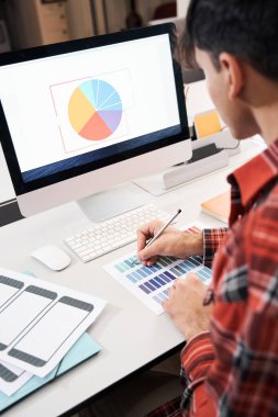 Renk paleti ile çalışan adam