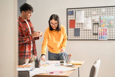 Tasarımcılar çizimlere bakıyor