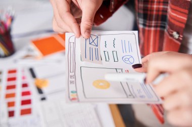 Tasarımcılar yaratıcı taslak planlama uygulaması çiziyorlar