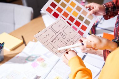 Web sitelerini programlarken tartışan insanlar