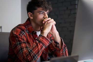 İmaj bilgisayarının önünde oturan tasarımcı