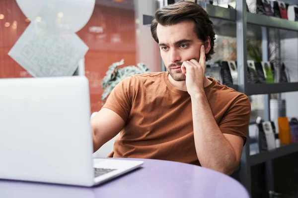 Unatkozó férfi használja laptop kávézóban — Stock Fotó
