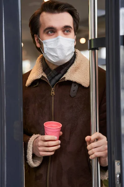 戴着防护面具的男人拿着咖啡 — 图库照片