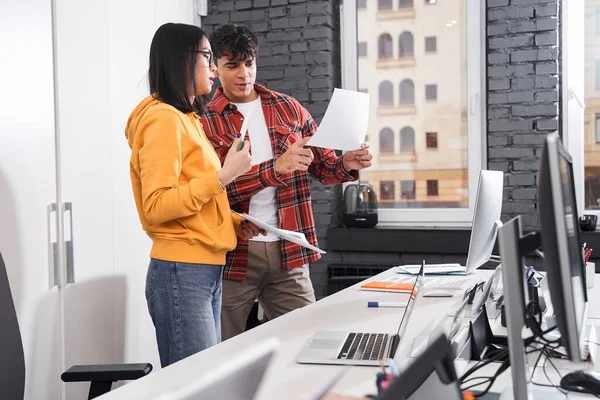 Diseñadores trabajando en un proyecto — Foto de Stock