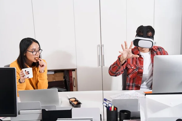 Projektant siedzący przy stole z okularami VR — Zdjęcie stockowe
