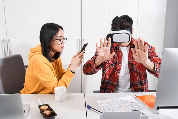 Diseñador sentado a la mesa con gafas VR — Foto de Stock