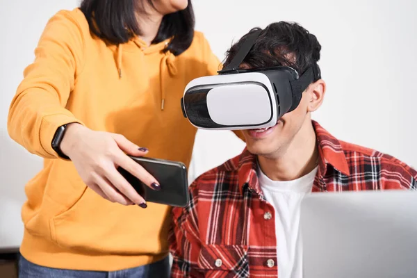 Diseñador usando gafas de realidad virtual — Foto de Stock