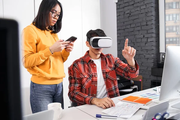 Sanal gerçeklik kulaklığı kullanırken tasarımcı jesti