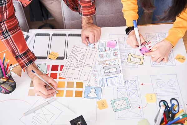 Diseñadores dibujando la aplicación en papel — Foto de Stock