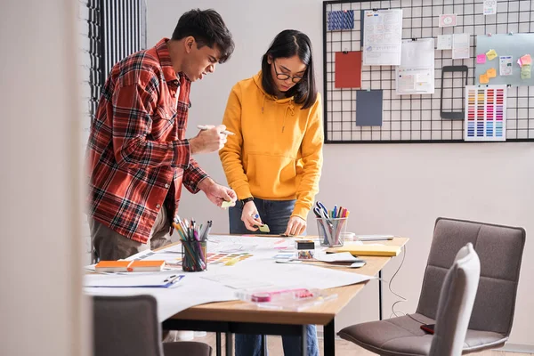 Designers mettant sur les icônes de table — Photo