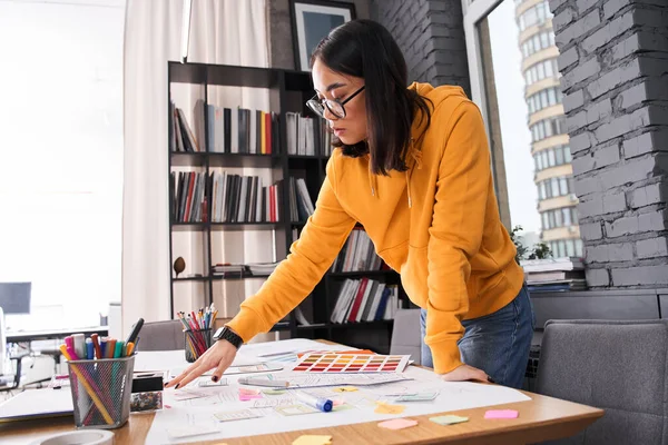 Femme debout près du bureau avec des instruments — Photo