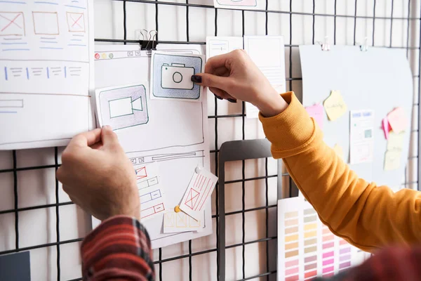 Especialistas creando una interfaz de experiencia de usuario prototipo — Foto de Stock