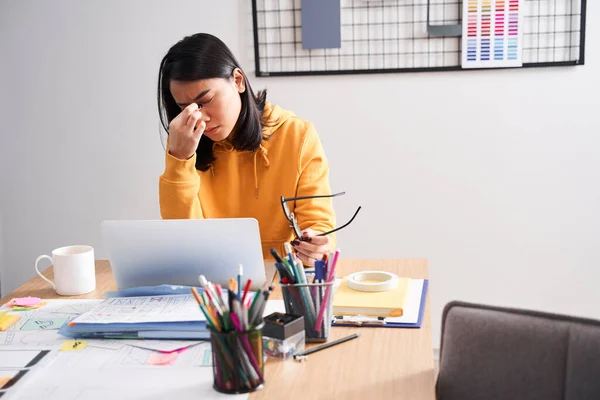 Mujer sintiendo dolor fatiga ocular — Foto de Stock