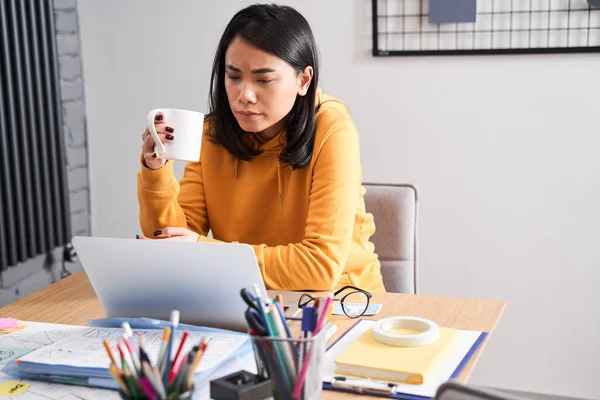 Žena se dívá na notebook ospalý — Stock fotografie