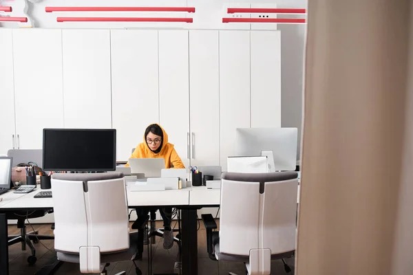 Sıkıcı tasarımcı kadın işyerinde oturuyor. — Stok fotoğraf