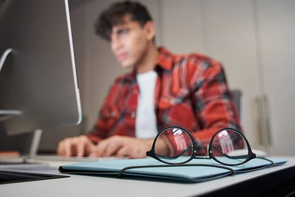 Designer masculino sentado na frente do computador imac — Fotografia de Stock