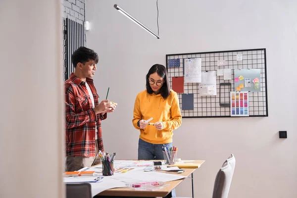 Menina trabalhando como designer de aplicativos móveis — Fotografia de Stock