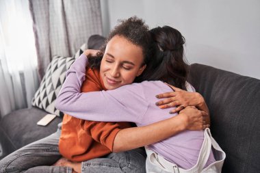 Birbirini destekleyen bayan arkadaşlar.