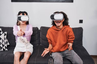 Kanepede oturan VR teknolojili kadın.