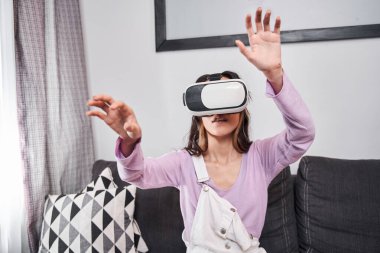 Ellerini kullanan ve simülasyon ekranını yakalayan kadın