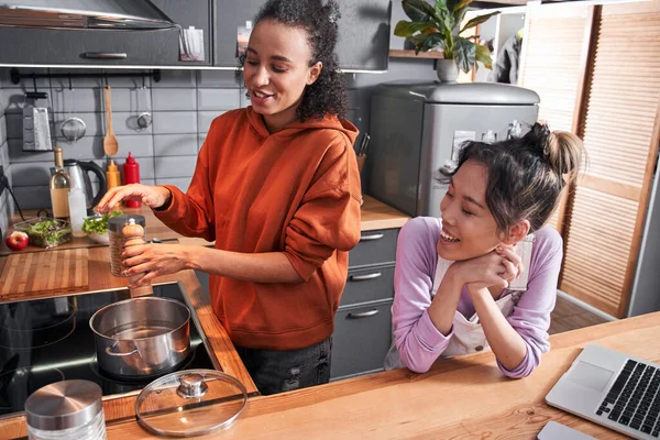 Dívky chatování s potěšením při vaření doma — Stock fotografie