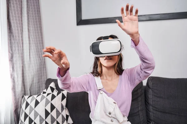 Mujer usando manos y captura de pantalla de simulación — Foto de Stock