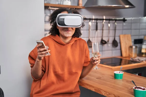 Mujer bebiendo vino y experimentando dispositivo VR — Foto de Stock