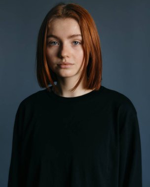 Kameraya zevkle bakan bir kadın.