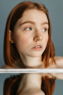 Masada oturan bir kadın gözlerini kaçırıyor.