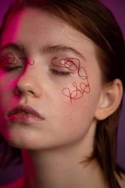 Mükemmel ciltli ve doğal makyajlı bir kadın.