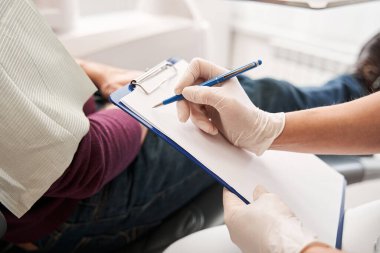 Stomatolog hasta ile dokümanları dosyalayıp sohbet ediyor