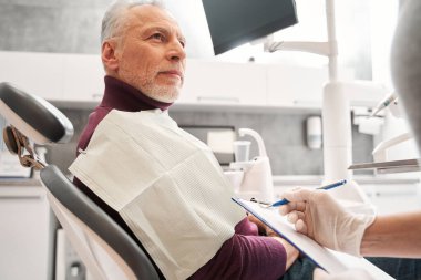 Hasta için reçete yazan diş hekimi