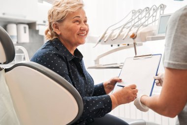 Hasta prosedürleri hakkında formunu dolduruyor.