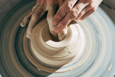 Stüdyoda çalışan usta seramistin görüntüsü kesilmiş.