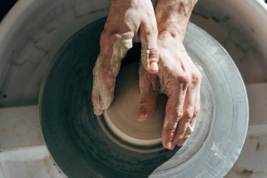 Mekanik çömlek kullanan profesyonel bir adam toprak malzemesi yaptı.