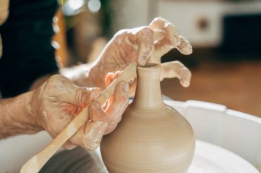 Çömlekçi çarkının konsantre ustası.