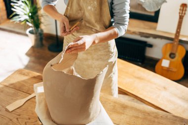 Ciddi kil sanatçısı stüdyoda el işi dersi için hazırlanıyor.