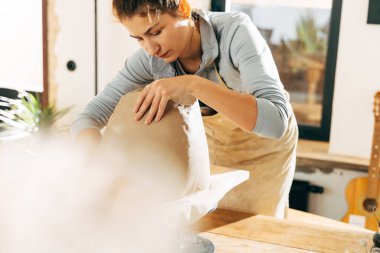 Ciddi kil sanatçısı stüdyoda el işi dersi için hazırlanıyor.