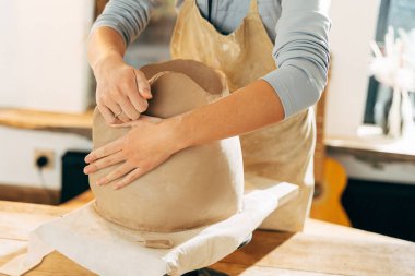 Stüdyoda kilden heykel yapan tanınmamış bir sanatçı.