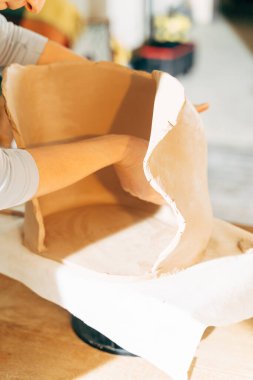 Çömlekçilikte el işi öğrenen tanınmamış bir kız.