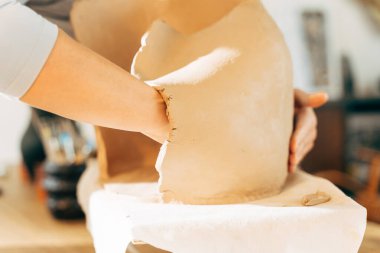 Kimliği belirsiz kız atölyede modellik yapmaya hazırlanıyor.