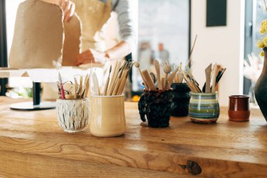 Kirli eller kilde ve çömlekçiler ürünle birlikte çark ediyor.