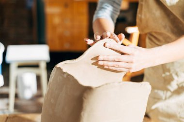 Çömlekçi kadınların elleri iş başında.