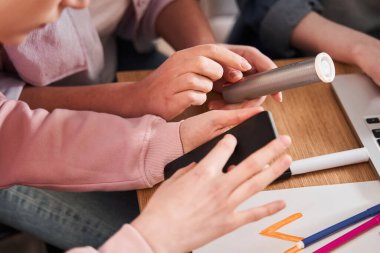 Masada oturan kızlar Coronavirus ilacı hakkında bilgi arıyorlar.