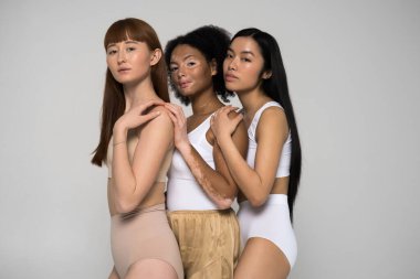 Farklı deri tiplerine sahip farklı dişiler bir arada duruyorlar.